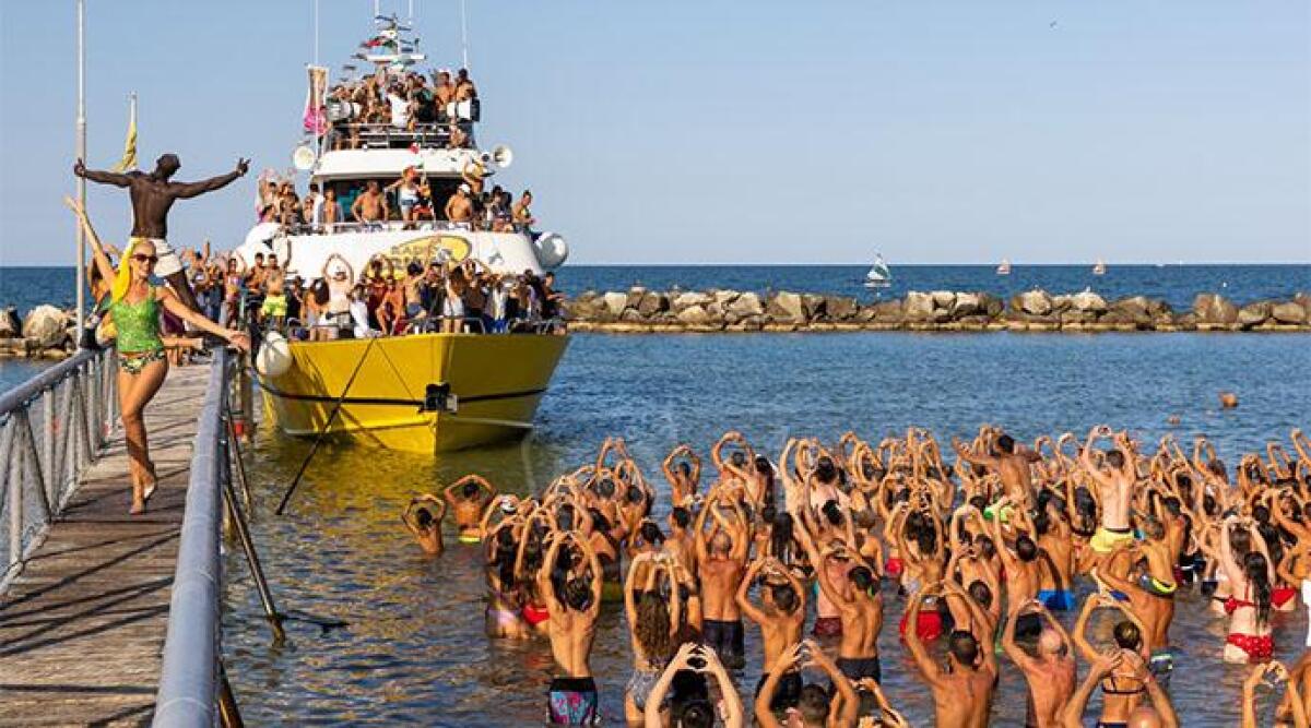 Bellaria, la discoteca è in mare: grande successo per Dream Boat -