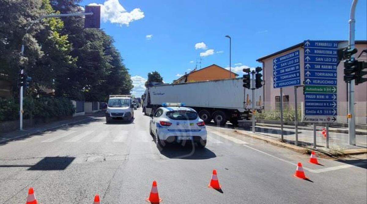 Valmarecchia: cinque incidenti in tre giorni. Autista rimasto incastrato in autocarro -