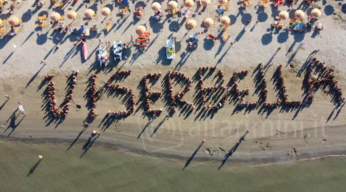 Viserbella, la grande scritta 'umana' sulla spiaggia - 