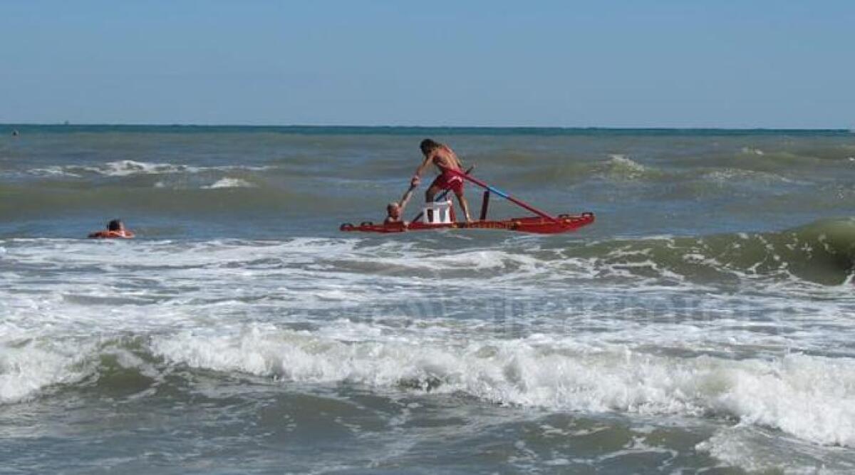 Trascinato al largo dalla corrente, 14enne salvato a Riccione - 