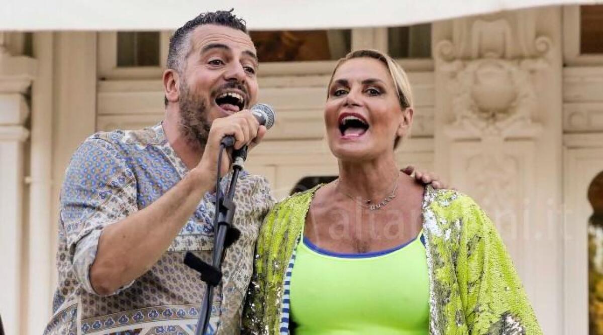 Rimini, la Terrazza della Dolce Vita pronta ad ospitare Gelmini e Mughini - Simona Ventura con Mirko Casadei in una precedente edizione della kermesse