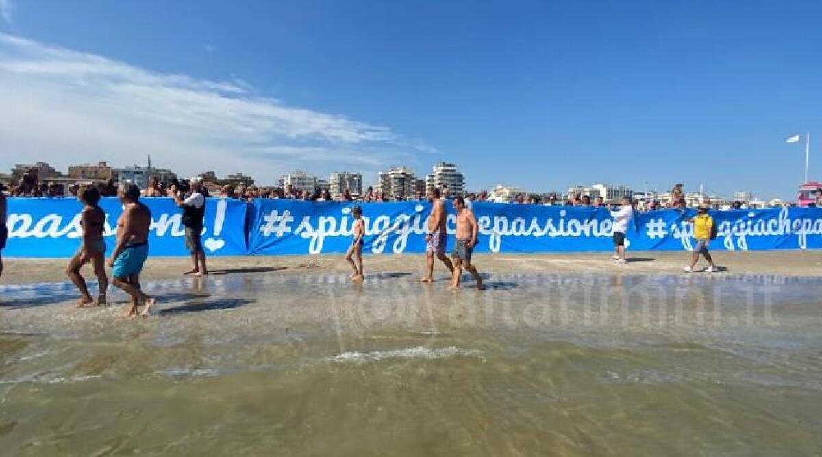 La spiaggia si 'presenta' a Ferragosto: un flashmob a Rimini per raccontarla e sostenerla -
