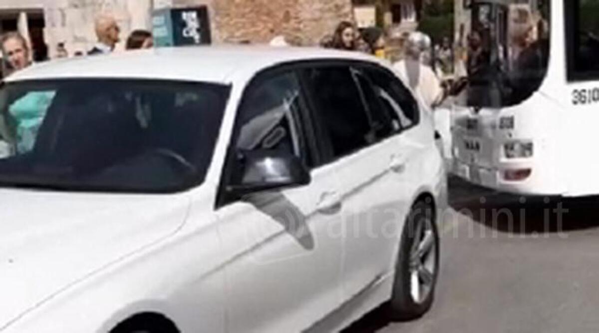 Lettori: parcheggia selvaggiamente e blocca il traffico -