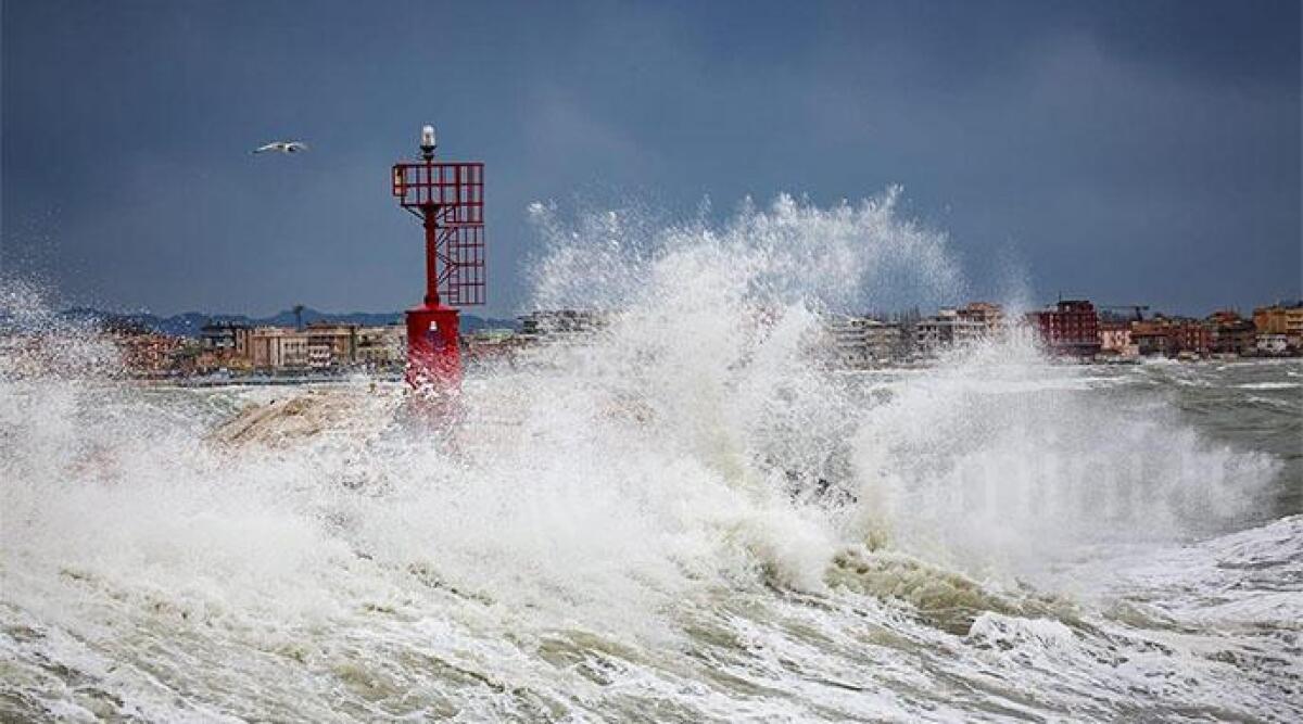 Bufera in arrivo, allerta meteo per forti venti nel riminese - 