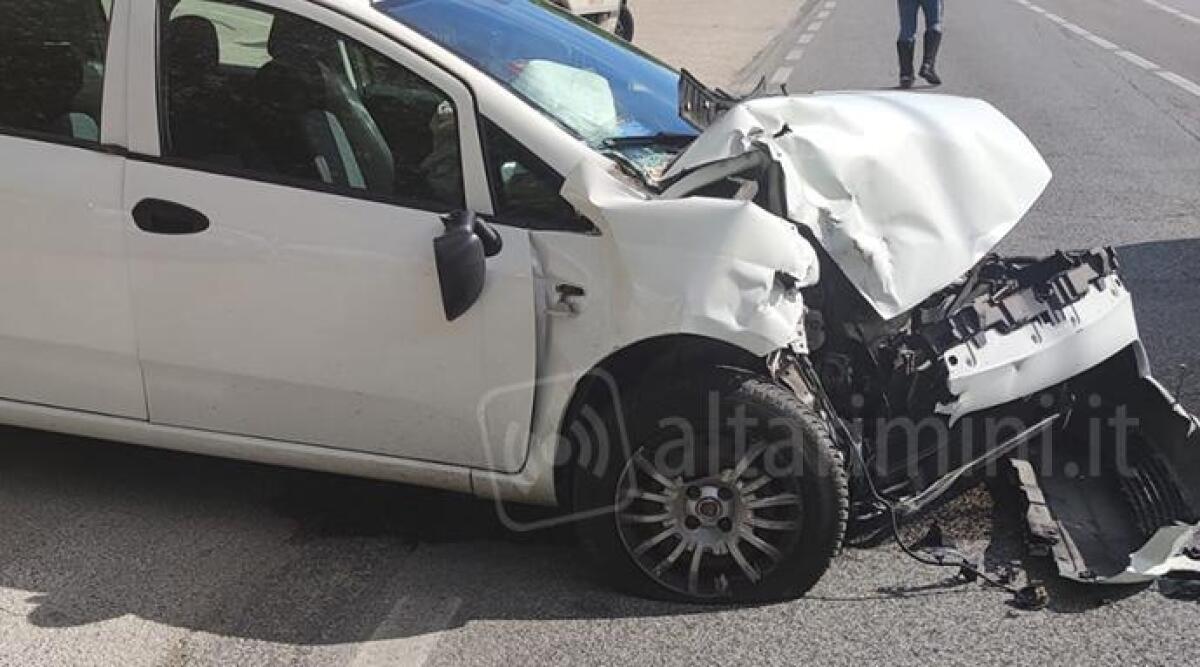 Auto contro il camion dei rifiuti: ferita una donna -