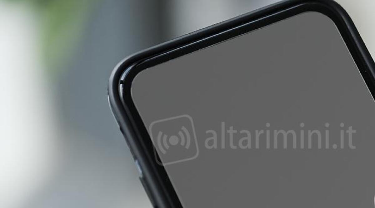 Ruba il cellulare a un bagnino, lo spinge e si dà alla fuga. Arrestato -
