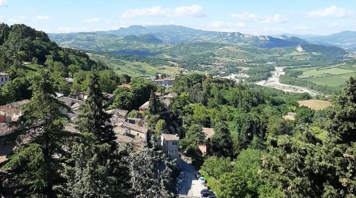 Alla scoperta della Valmarecchia: quattro escursioni gratuite da fare a piedi o in bici - Panorama da Verucchio