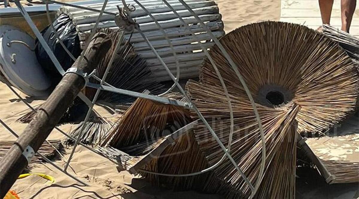 Bufera di vento, volano ombrelloni e lettini. Ferita bagnante a Bellariva - 