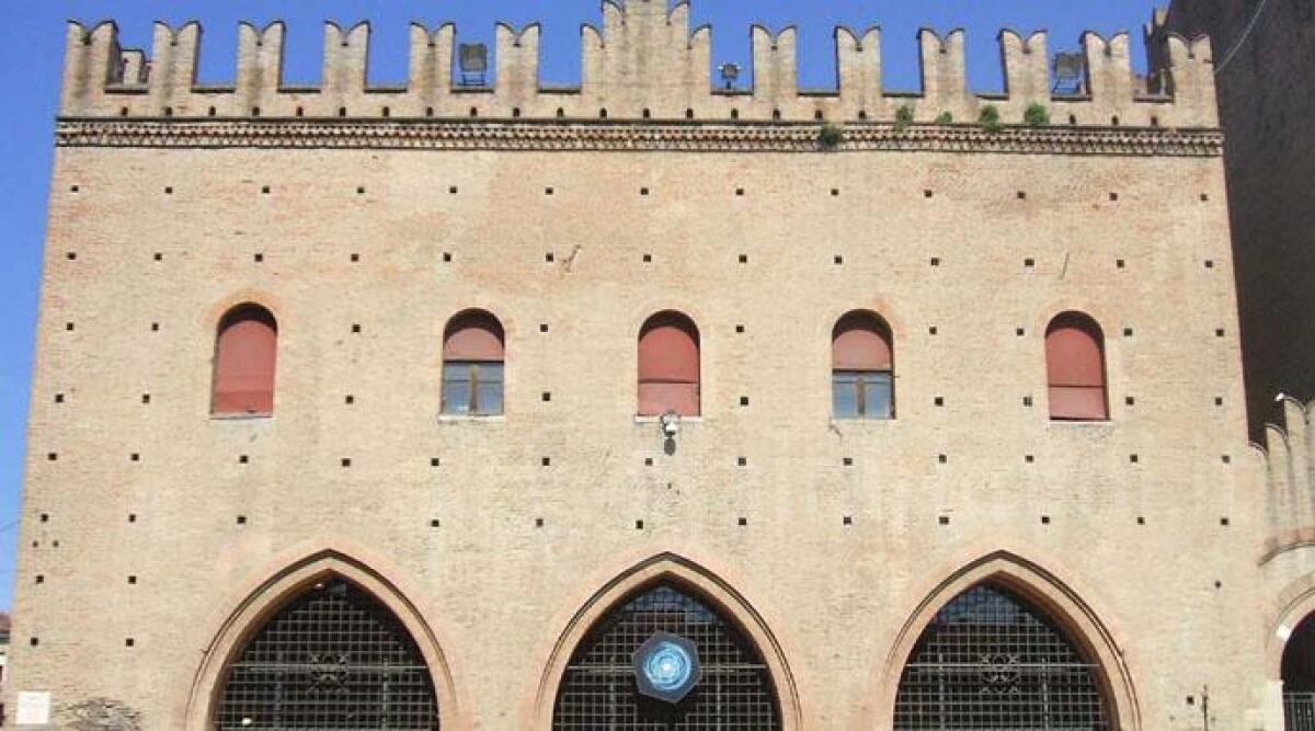 'Rimini fascista', la scritta imbratta il Palazzo del Podest&agrave;. Lo sdegno del Comune - 