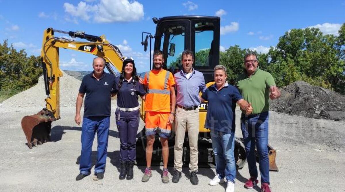 A Pennabilli aumenta il parco mezzi: ecco il nuovo escavatore per i lavori pubblici -