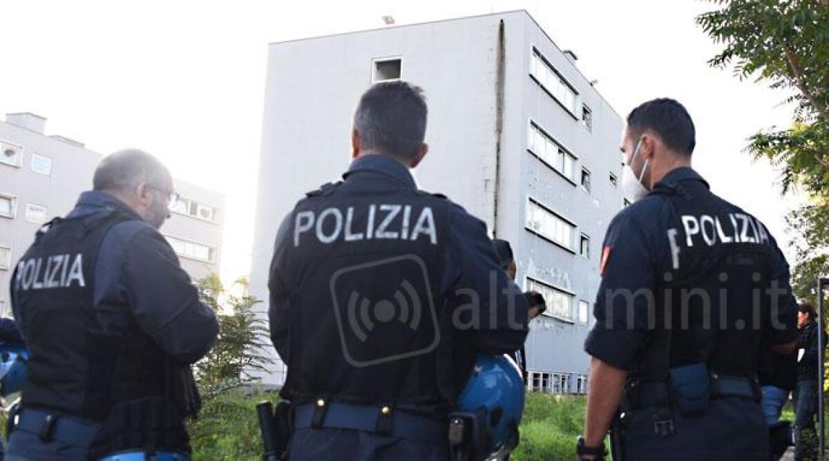 Degrado nell'immobile di via Ugo Bassi, la propriet&agrave;: 'da stasera 30 fari per illuminare l'area' - 