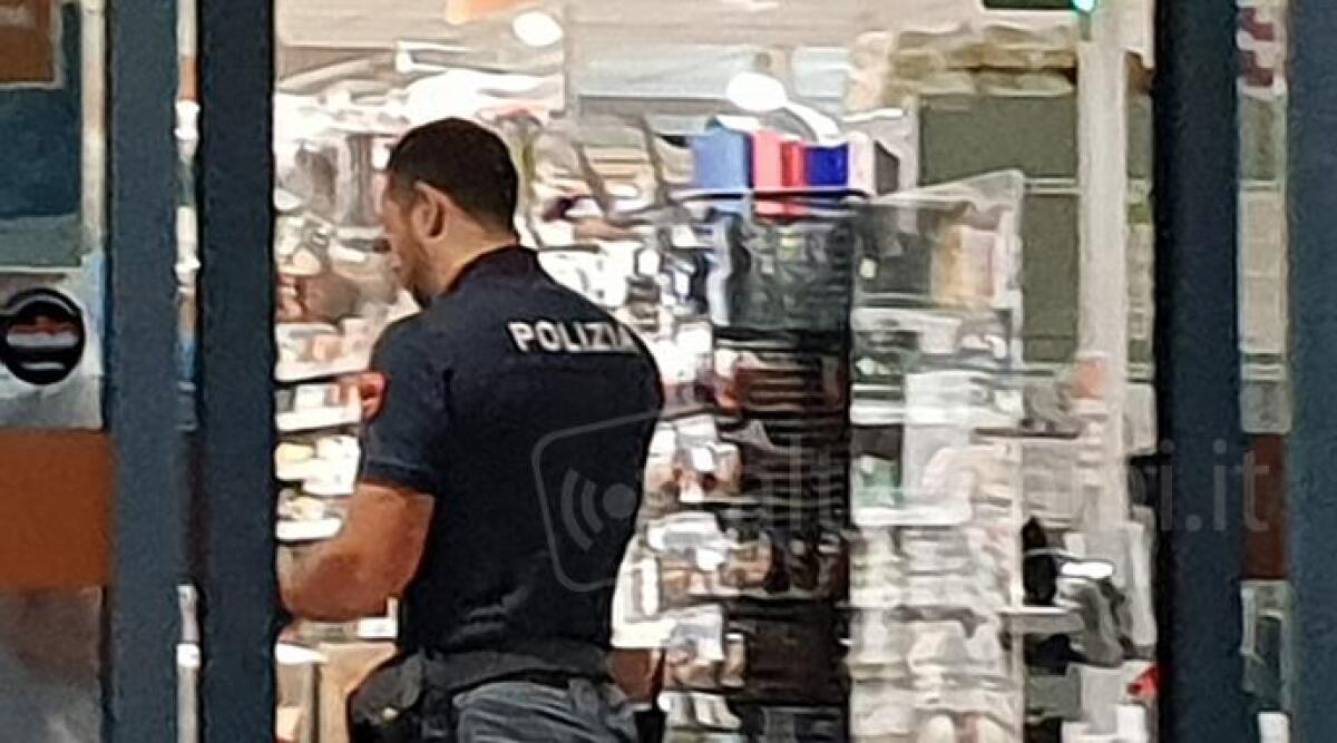 Con casco e pistola rapina il supermercato Conad City di via Marecchiese -