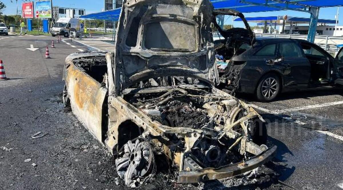 Incendio in autostrada, auto prende fuoco alla stazione di servizio - 