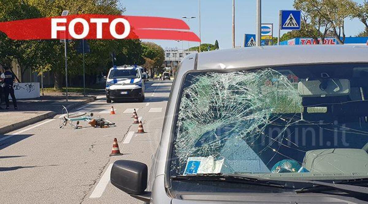 Donna di 40 anni in bici urtata da un'auto in via Euterpe, &egrave; gravissima - 