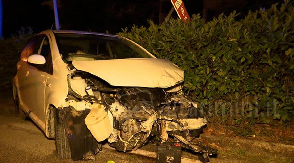 Rimini, perde il controllo dell'auto, ferita una ragazza -