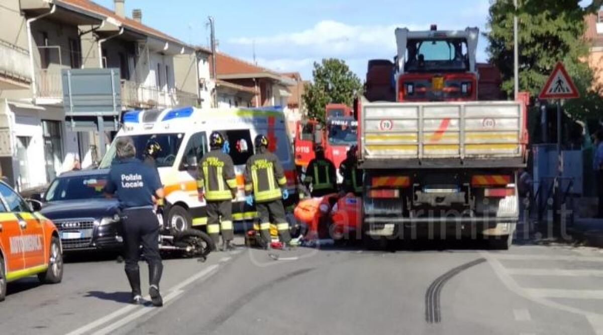Scontro tra auto, camion e moto a Santa Giustina: centauro gravemente ferito - 