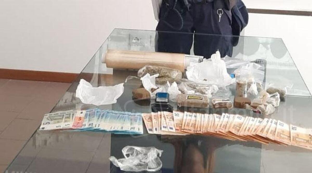 Spacciava al parco Pertini, l'auto come 'base': sequestrato mezzo kg di droga -