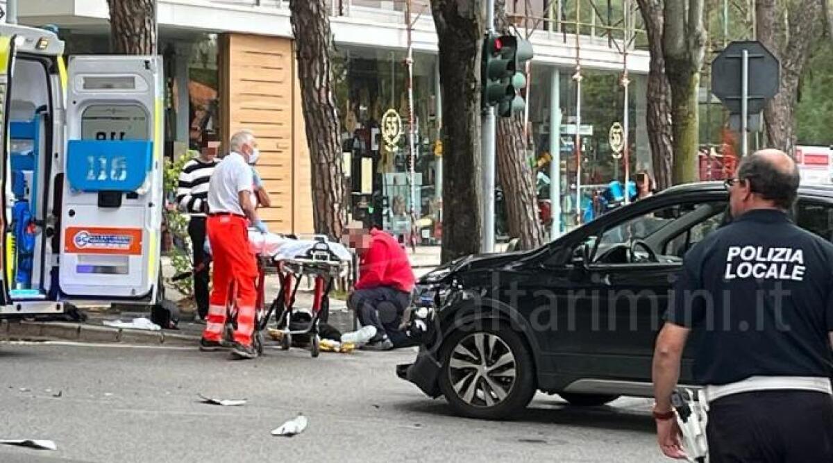 Riccione, scontro auto-moto nell'ora di uscita dalle scuole. Traffico paralizzato - 