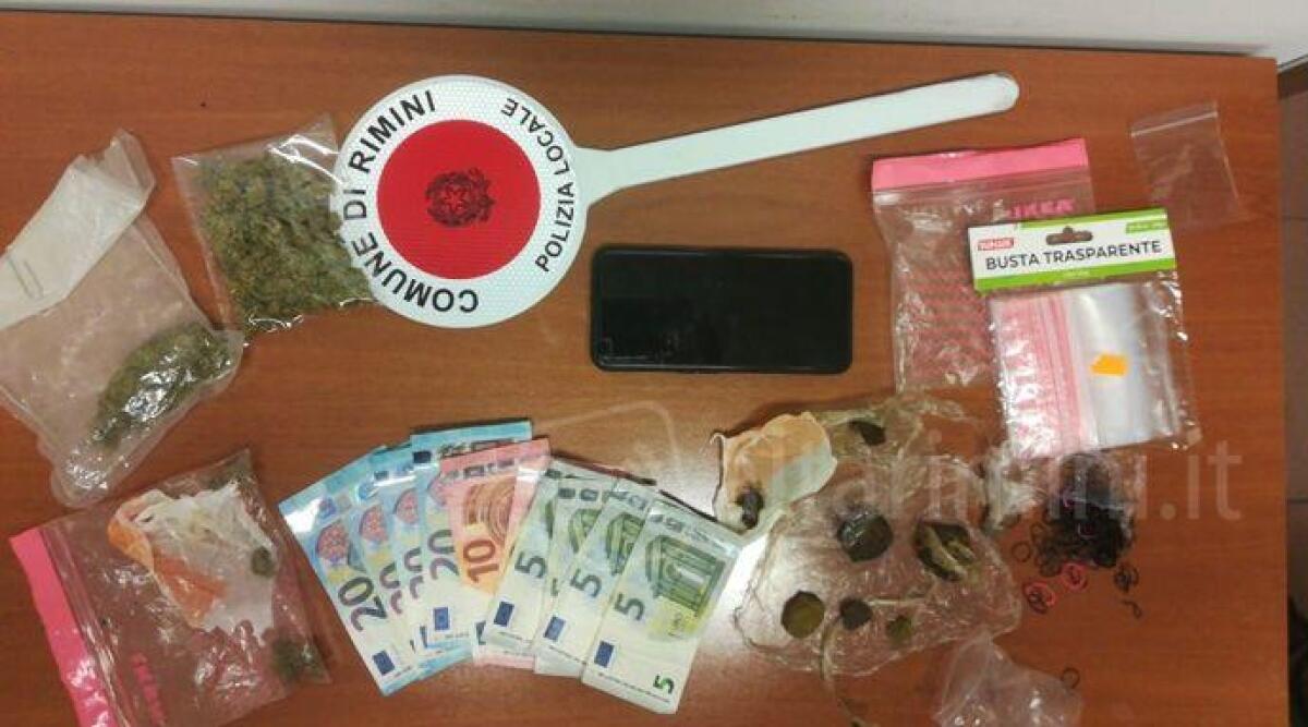 Rimini, baby spacciatore sorpreso al parco. Si nasconde tra le auto, ma viene fermato - 
