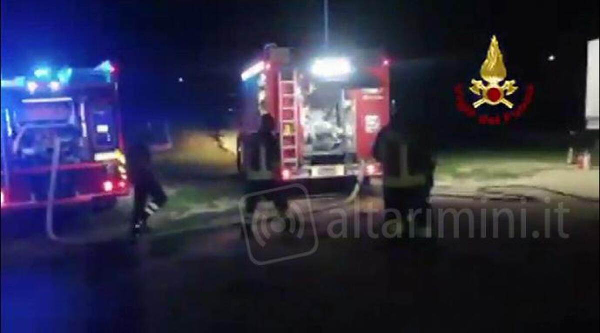Incendio distrugge l'autoscontro del luna park -