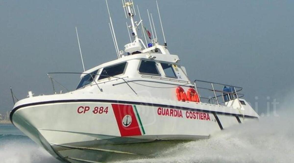 Pesca vietata in porto, imbarcazione sanzionata -