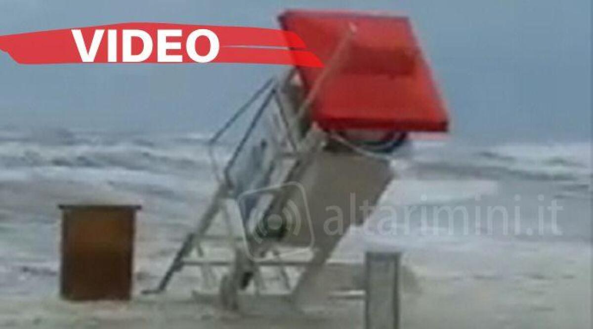 Video: maltempo, torretta di salvataggio sradicata dalla burrasca -