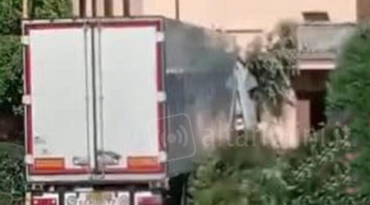 Tir si schianta contro una casa, grave il conducente -