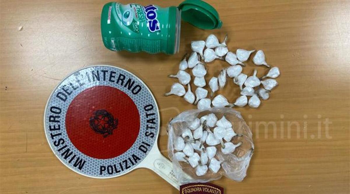 Nella confezione di caramelle nascondeva involucri di cocaina, arrestato - 