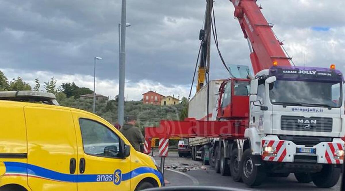 Balle di fieno sulla Marecchiese, Tir si ribalta e blocca la strada -