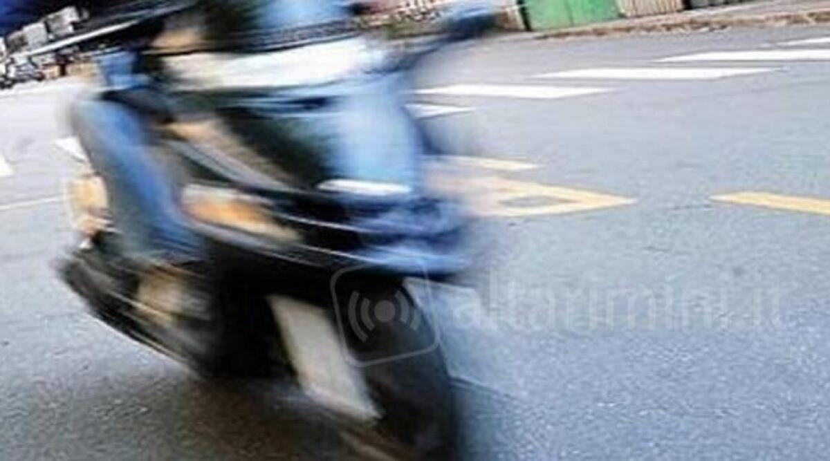 Sfrecciano con moto e scooter modificati nella zona di San Martino in Riparotta - 