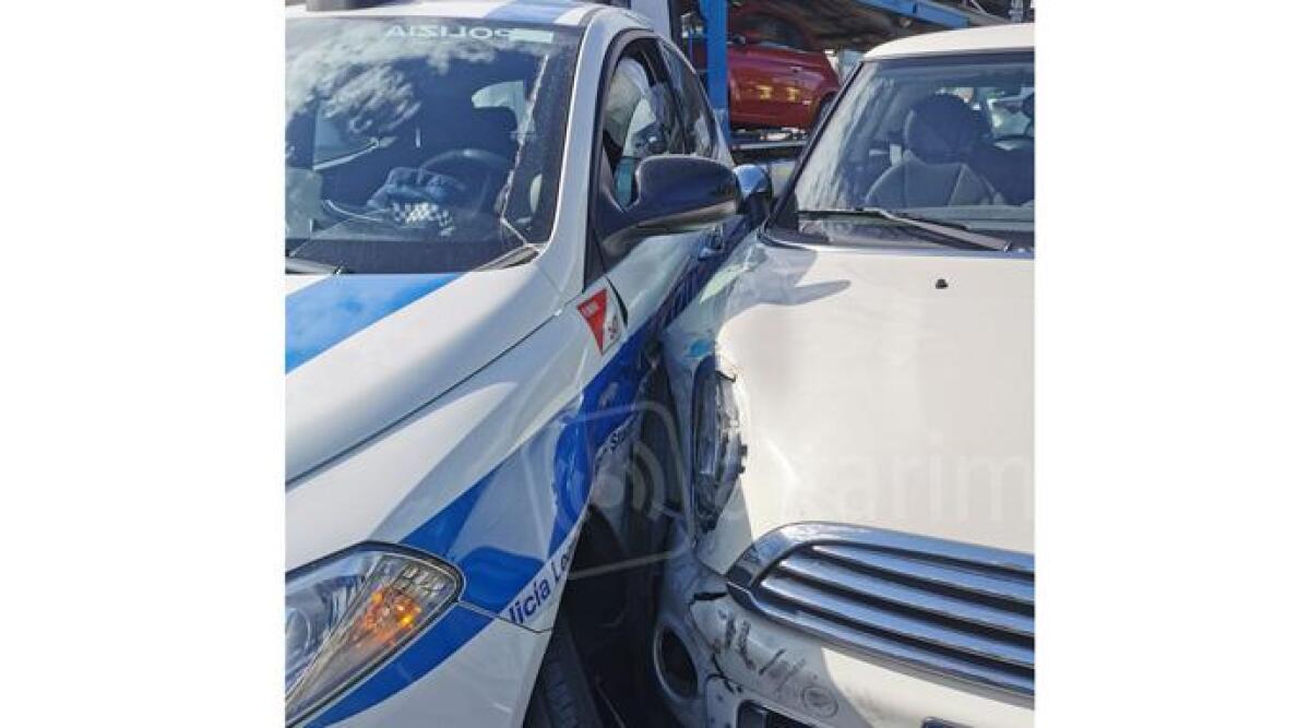 Rimini: durante inseguimento, auto polizia locale finisce contro una Mini - 