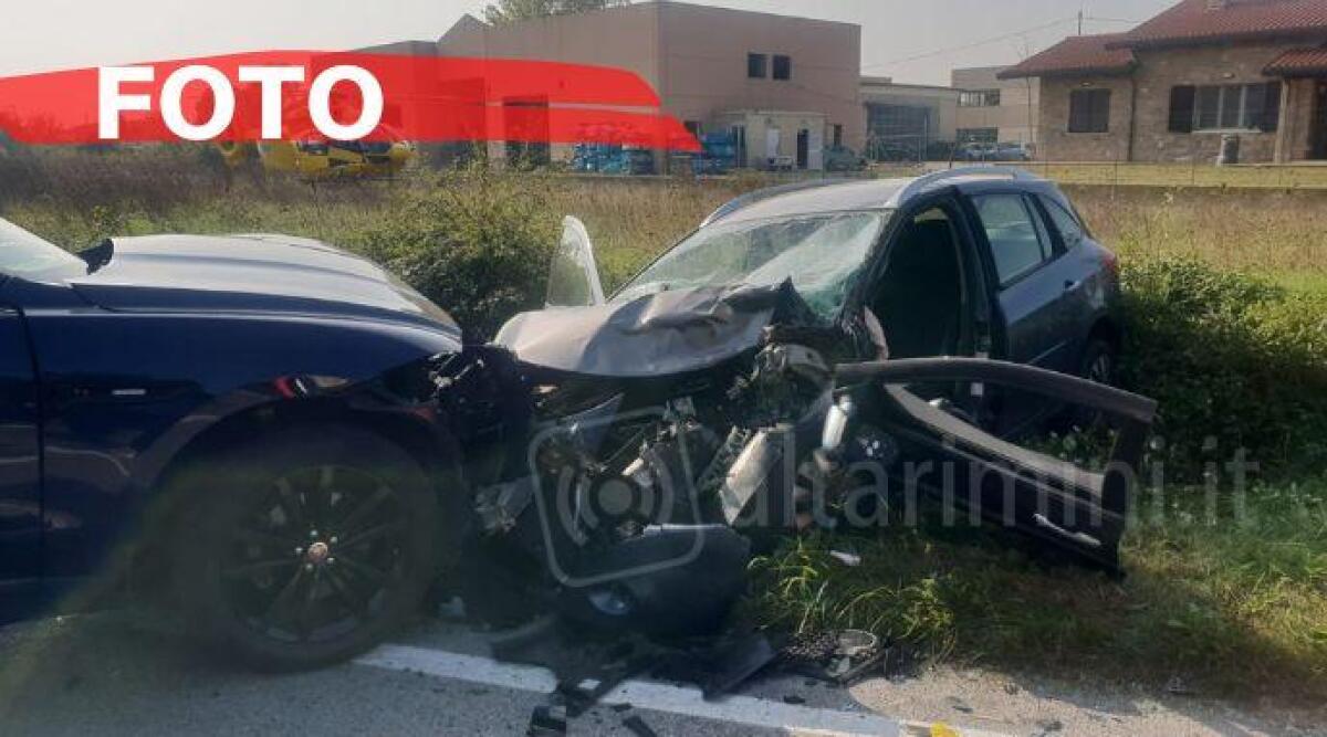 Sbanda per un malore e provoca un frontale. Tre feriti e interviene l'elisoccorso - 
