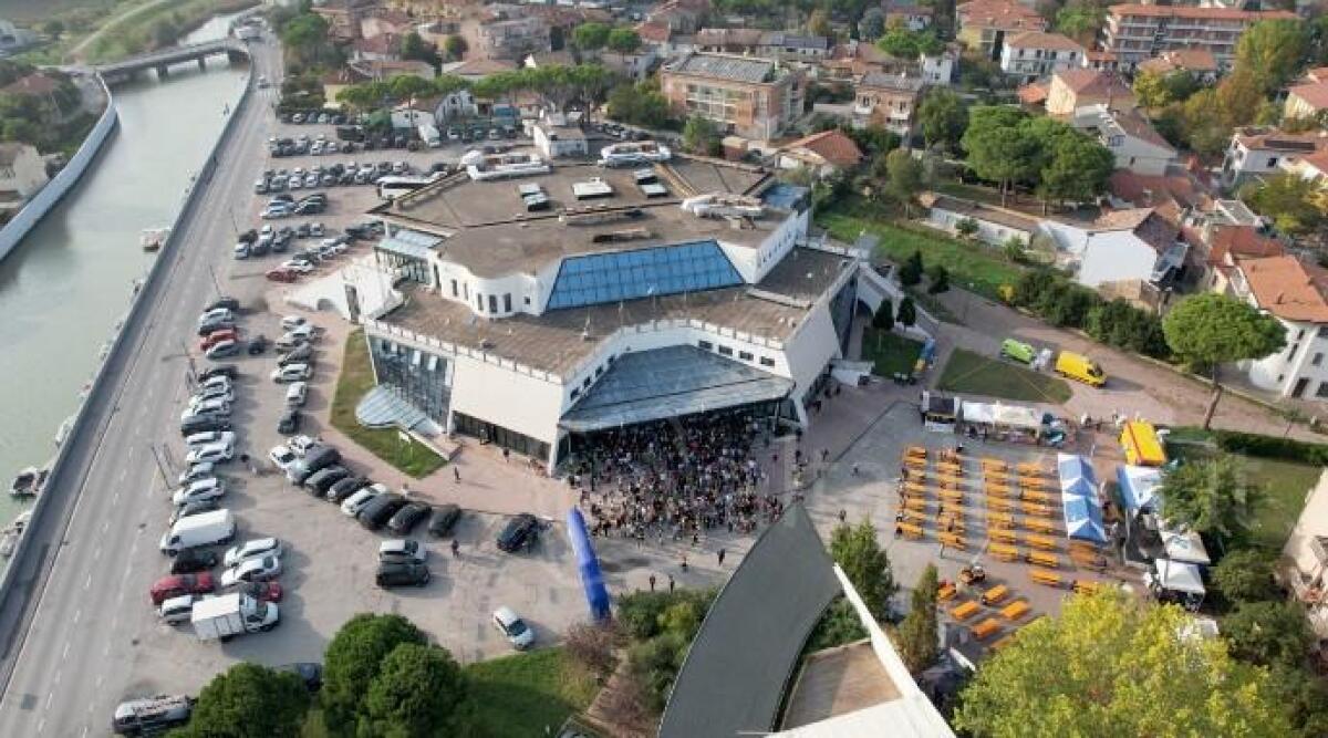 Rumore, il Palacongressi di Bellaria preso d'assalto per il festival dedicato a Raffaella Carr&agrave; - 