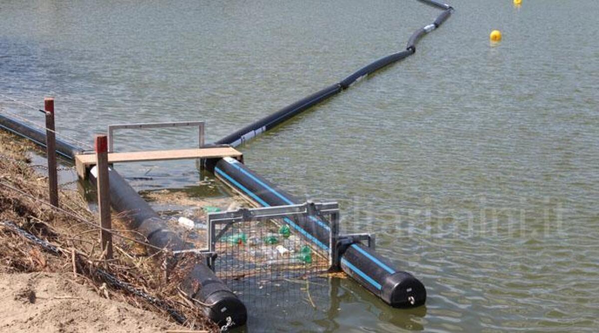 Rimini, un anno di raccolta rifiuti del progetto Salvacque al ponte di Tiberio - 