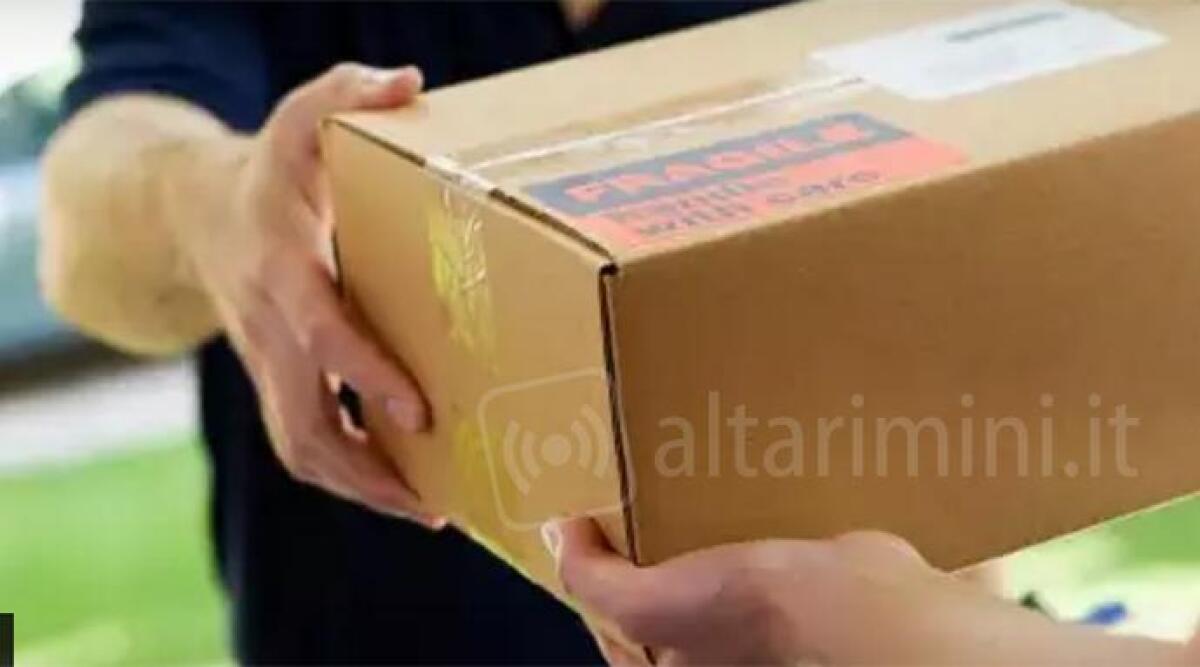 Mago della truffa si finge corriere e porta via vestiti per 70.000 euro alla Aeffe - 
