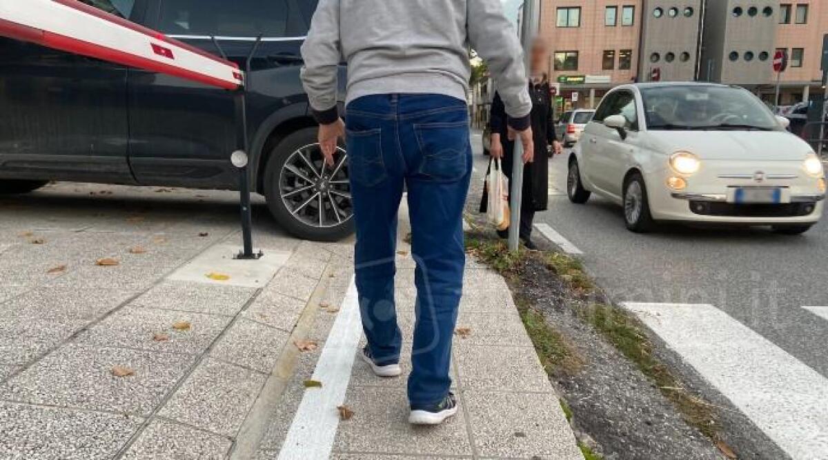 Novafeltria, marciapiede con transito non sicuro in zona trafficata. La segnalazione -