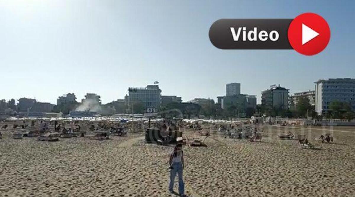 Rimini, mare d’autunno. Temperatura estiva e spiaggia piena di gente -