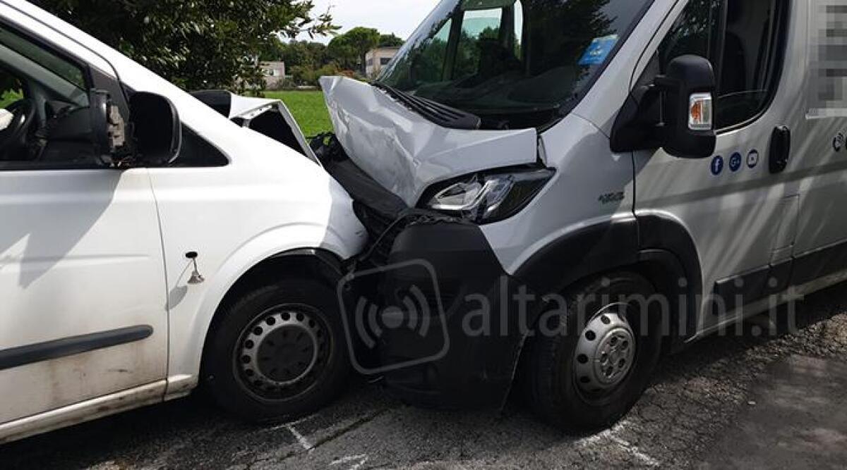 La strada &egrave; troppo stretta, frontale tra due furgoni - 