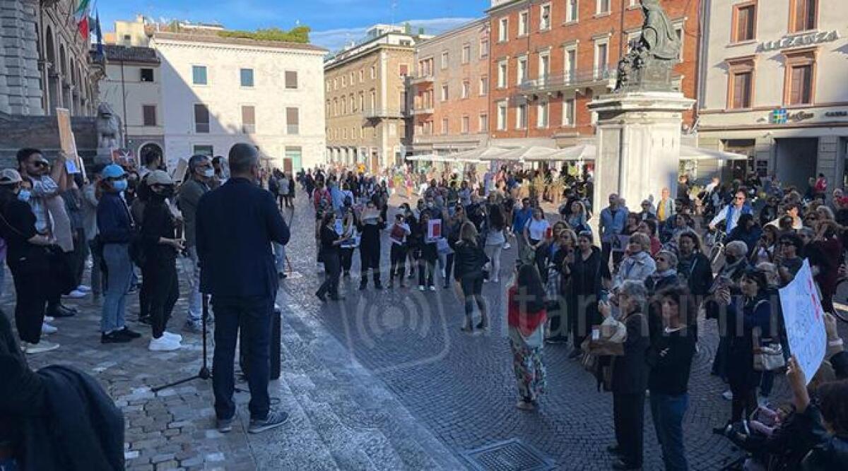 Rimini scende in piazza per manifestare solidariet&agrave; al popolo iraniano - 