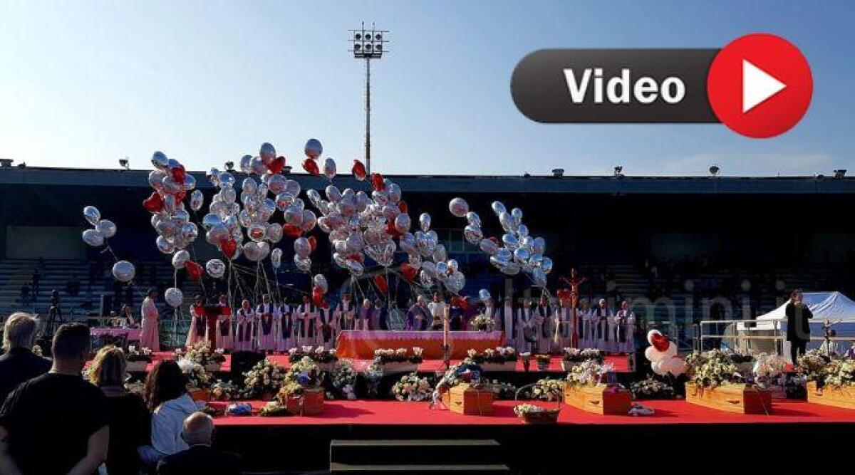 Grande emozione a Riccione per l'ultimo saluto alle sette vittime morte in A4 -