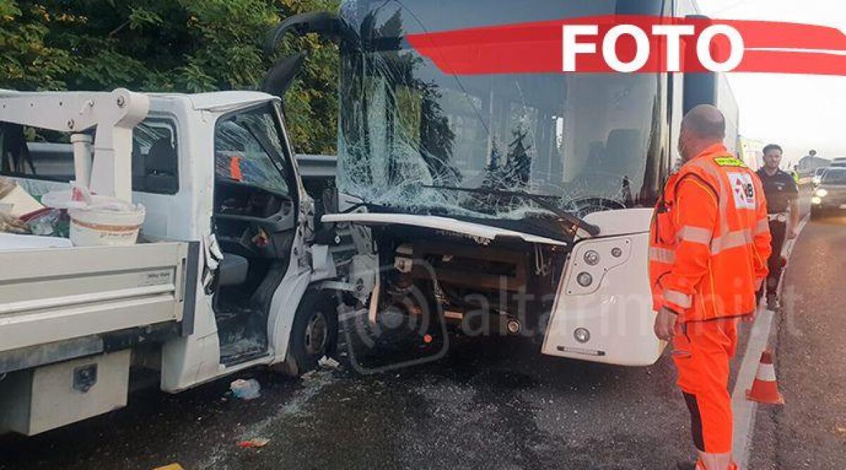 Rimini, violento scontro tra furgone e bus: conducente estratto dalle lamiere - 