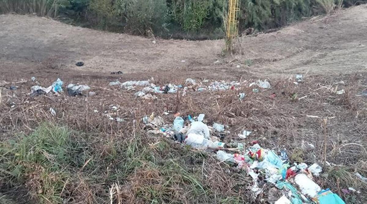 Riccione, rifiuti abbandonati a bordo strada - 