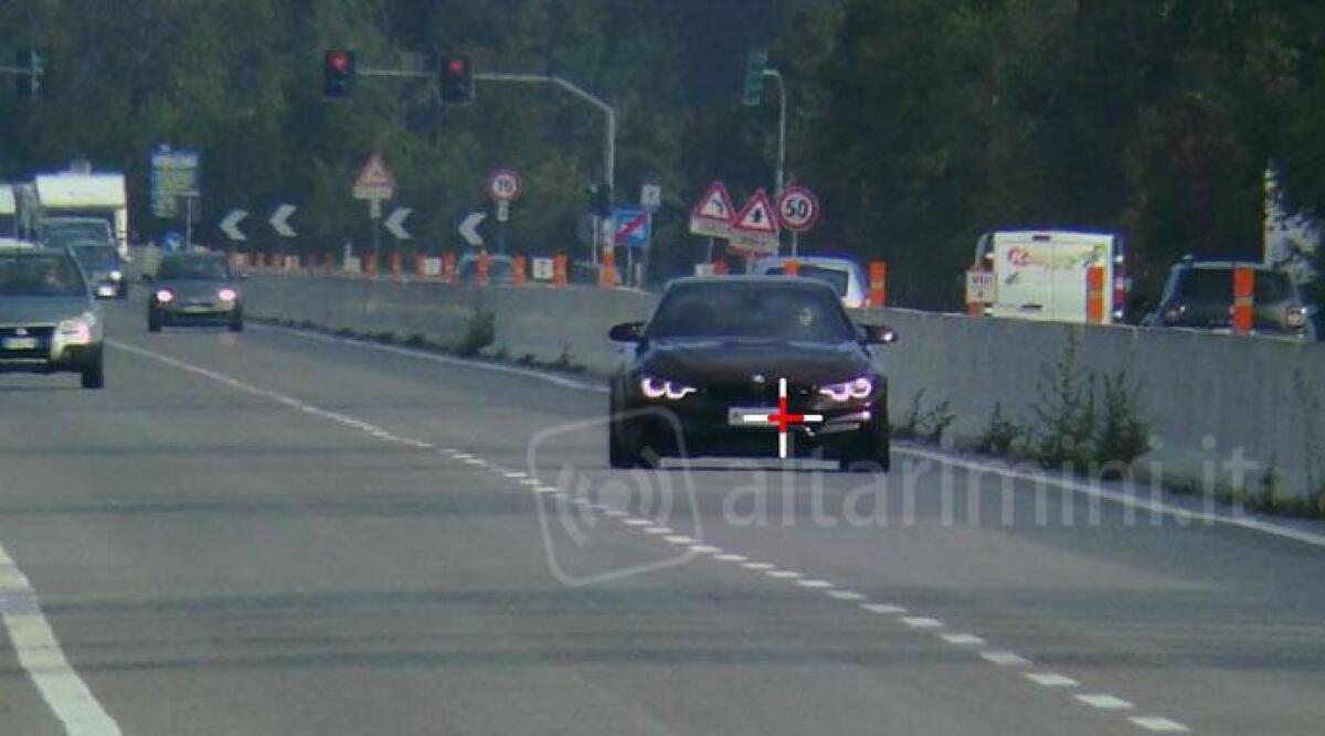Sfreccia ai 176 km/h sulla Superstrada di San Marino: maxi stangata per l'automobilista - 
