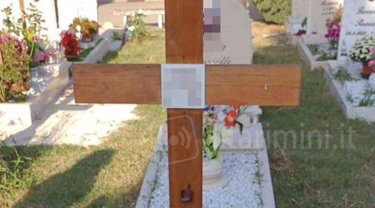 Rubata una lapide in marmo al cimitero centrale di Rimini - 