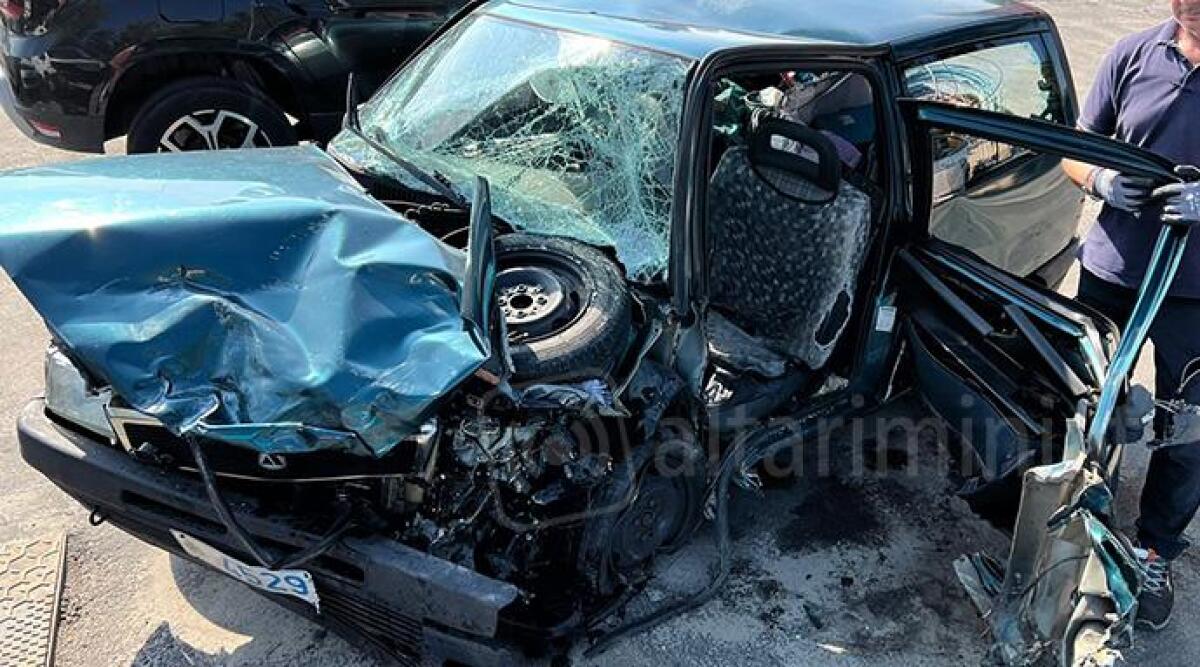 Incidente frontale tra due auto: interviene l'elisoccorso. Traffico in tilt sull'Adriatica - 