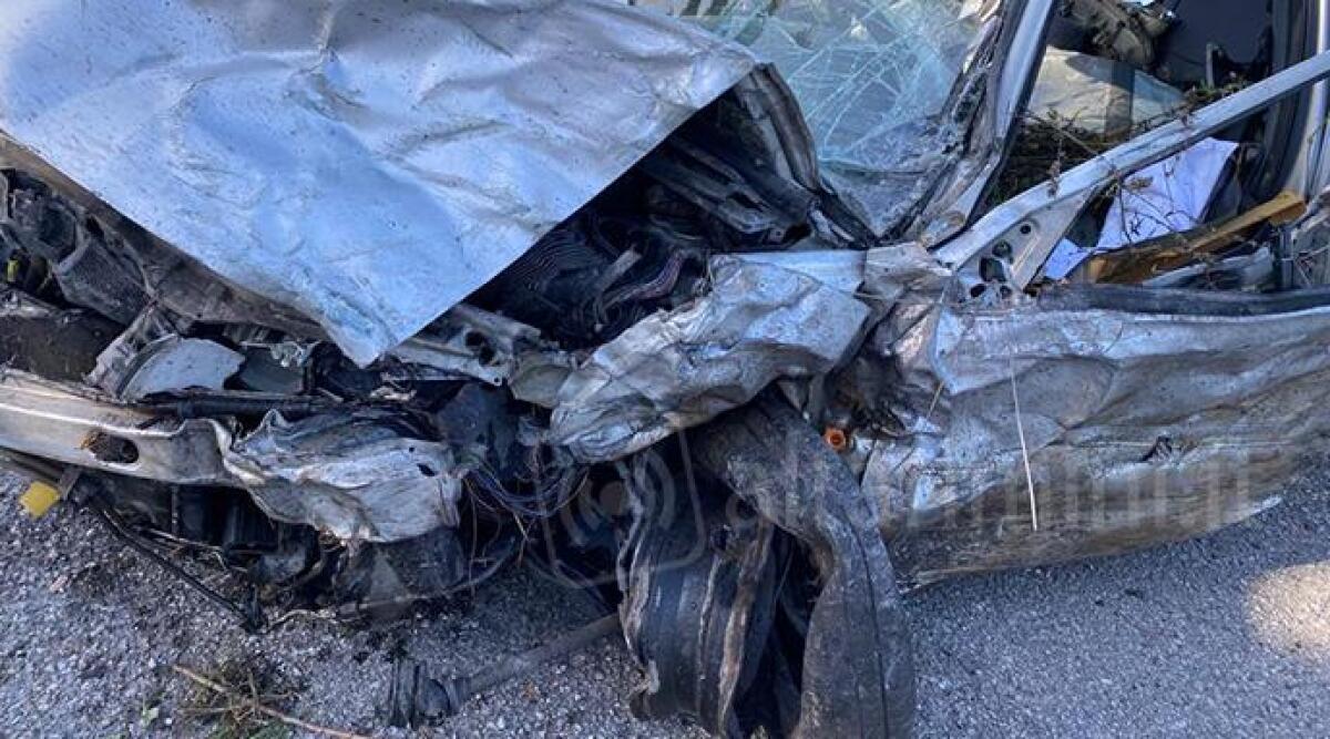 Tremendo schianto frontale tra due auto sulla Marecchiese a Pietracuta -