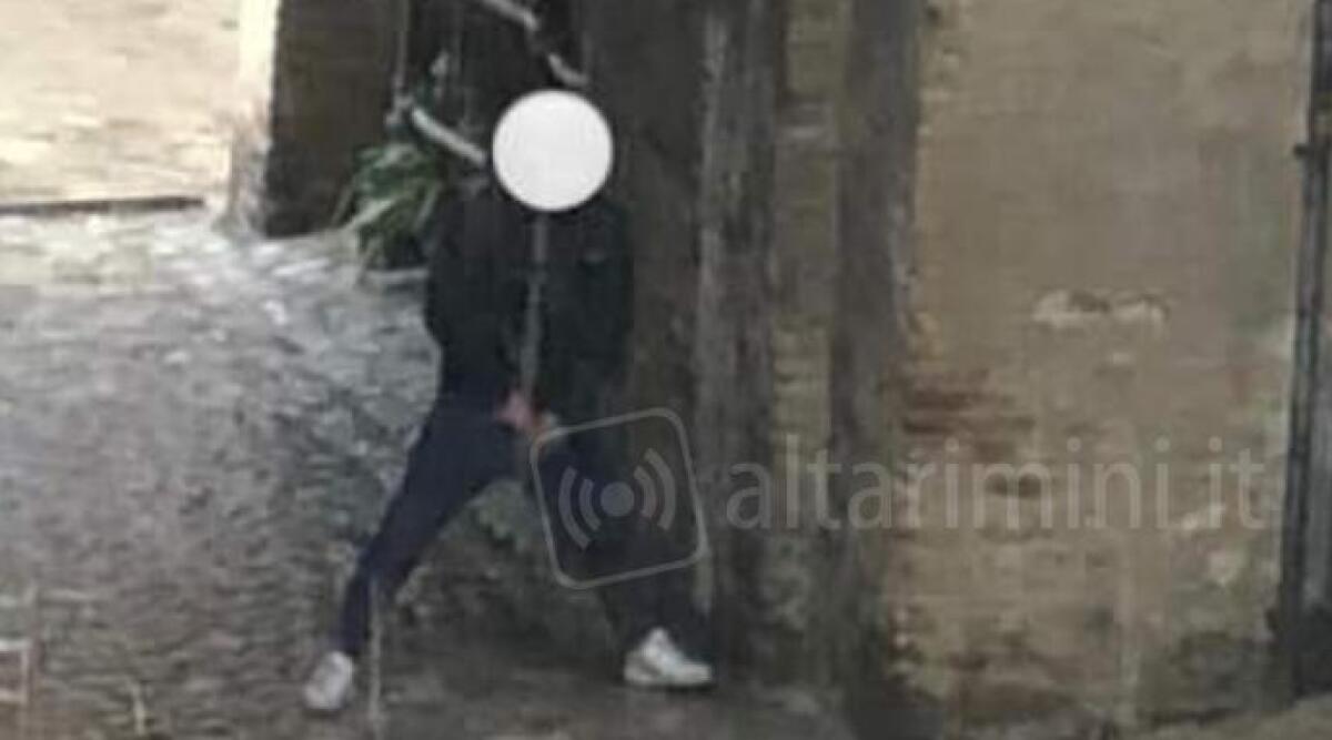 Urina nel centro di Montefiore davanti alla Rocca, la foto diventa virale -