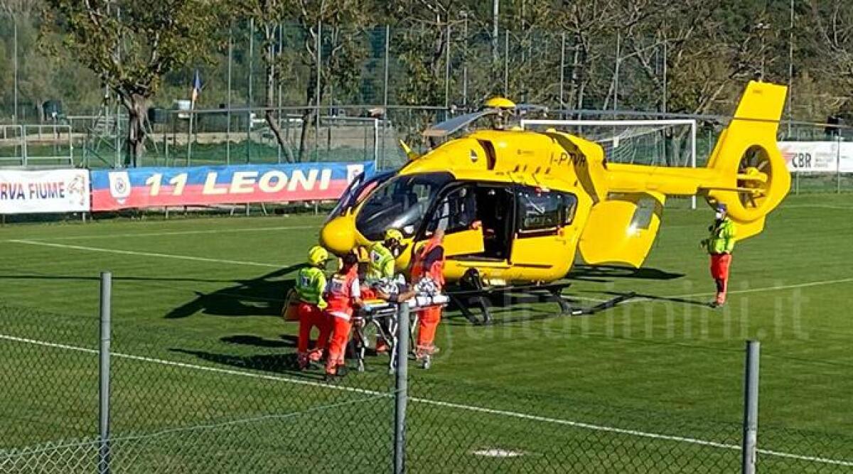 Si ribalta con il trattore mentre raccoglie le olive, 70enne trasportato in elisoccorso -