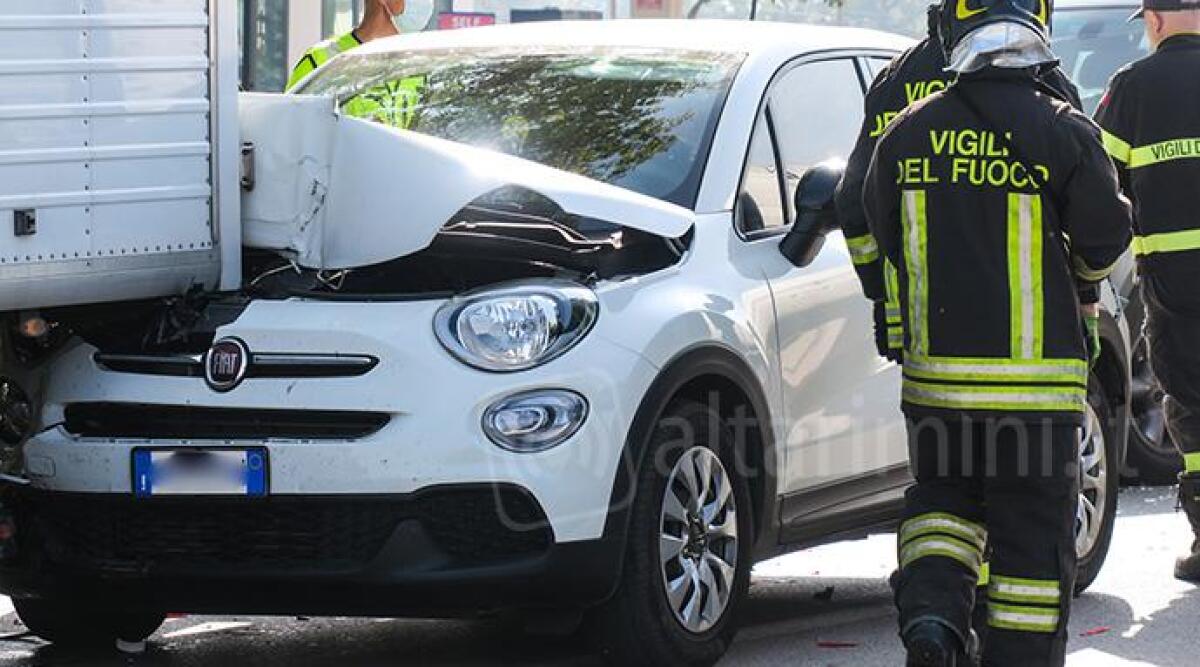 Incidente a Santarcangelo: tamponamento tra tre auto, un ferito - 