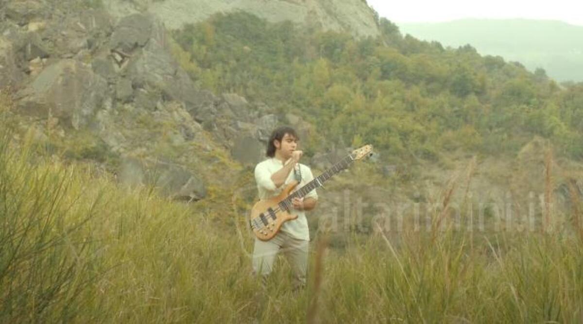 La Rocca di Maiolo tra le location del nuovo videoclip del bassista Michele Fraternali -